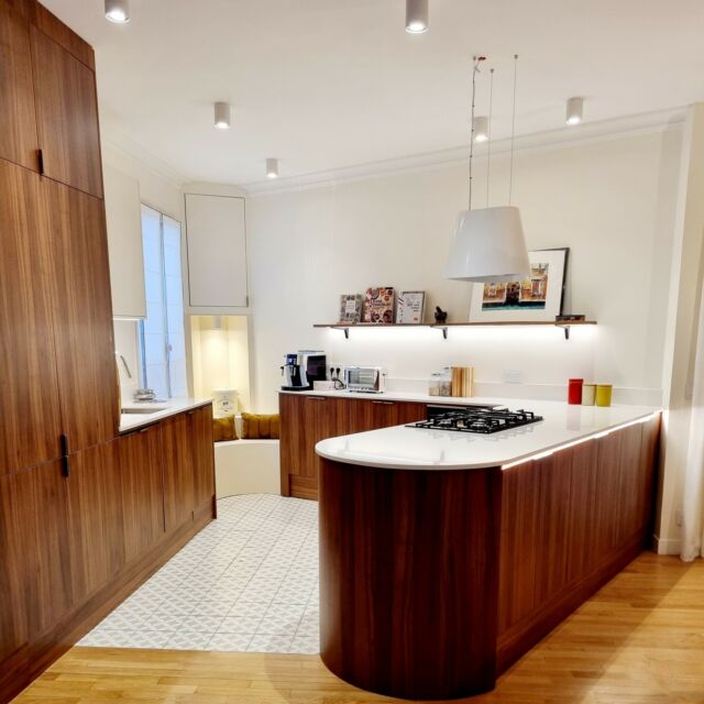 | A V A N T - A P R E S | Projet Suresnes  Une cuisine dans un couloir quand Monsieur est chef, quand on a une famille avec 3 enfants et que l'on aime cuisiner, ce n'est pas possible. Ca c'était avant ...  Nous avons tout repensé, déjoué les contraintes pour moduler les espaces, recomposé la disposition, choisi les matières pour créer un environnement spacieux, chaleureux qui invite au partage. Et quel plus bel endroit que la cuisine dans une maison familiale.  Avez-vous remarqué l'astuce de la banquette sur mesure créée dans un angle obtu, qui permet de ne plus avoir d'espace inexploité et qui invite à papoter ou à commencer l'apéritif pendant que les derniers ingrédients partent mijoter.  C'est cela le travail d'un.e architecte d'intérieur : écouter ses clients pour penser les lieux de vie qui leur ressemblent et qui s'adaptent parfaitement à leur mode de vie.  #interiordesign #decorationinterieure #architectedinterieur #cuisine #kitchen #surmesure