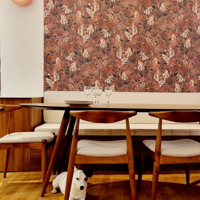 | B E A U & C O N F O R T A B L E | Projet Suresnes  Que de bons moments à passer autour de la table, choisie ovale pour une circulation fluide avec des fauteuils accueillants et des banquettes sur-mesure confortables.  Pas d'espace perdu, le rangement est toujours précieux dans une maison, alors de part et d'autre de la banquette et dessous, des rangements, dessinés sur-mesure.  Enfin pour démarquer l'espace et lui conférer du caractère, le papier peint "Les marronniers" de @littlecabari s'est imposé.  Pour une parfaite harmonie avec la cuisine qui se trouve juste derrière, le noyer si chaleureux a été conservé en fil conducteur.  #salleamanger #dining #diningroom #architectureinterieure #interiordesign #surmesure #banquette