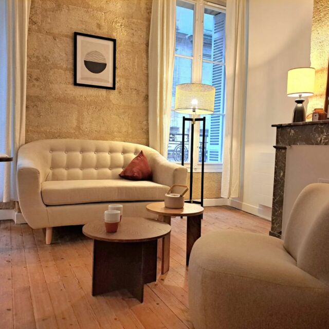 | C O C O N .  B O R D E L A I S |  Après une rénovation intégrale orchestrée par @littleworkerfr, un mobilier contemporain et intemporel a été sélectionné pour simplement sublimer ces belles matières que sont la pierre bordelaise, le parquet massif ou encore la cheminée en marbre.  #decoration #decorationinterieur #ameublement #mobilier #location #locationmeublee