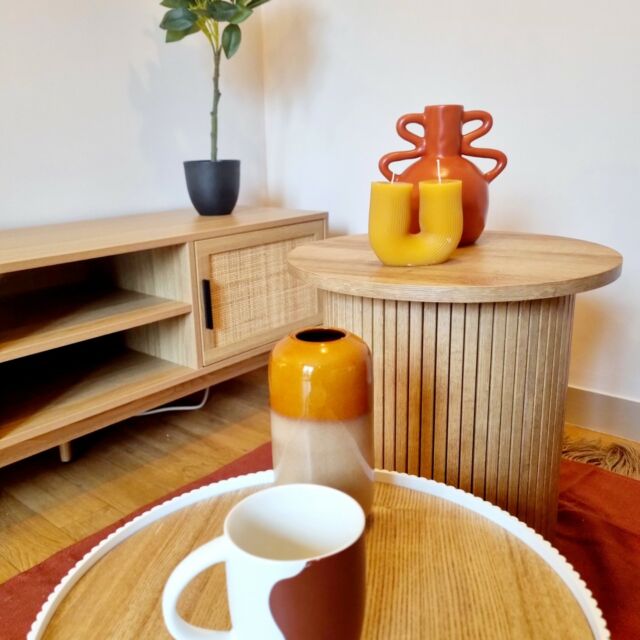 | U N E . V I S I T E / U N . L O C A T A I R E |  Faire le choix d'un ameublement harmonieux est le gage d'une location réussie.  Maison Chrysalide offre une solution clé en main pour meubler les appartements et maisons partout en France : vous choisissez votre ambiance, votre gamme et on s'occupe de tout pour vous.  ✨ Simplicité, Sérénité, Gain de temps et d'argent 😏  📸 Regardez jusqu'au bout, vous aurez un aperçu de ce studio avant notre passage ...  #locationmeublee #mobilier #cleenmain