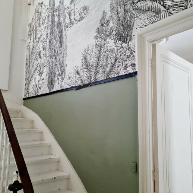 | A V A N T . A P R E S |  Donner de la personnalité à un escalier blanc tout en se jouant des contraintes telles que cette goulotte de passage d'électricité : défi relevé avec une teinte en sous-bassement, une délimitation d'un trait noir tel un khôl qui vient d'autant mieux mettre en valeur ce décor Cyprès d' @isidoreleroy. Belle invitation au voyage non ?  #architectureinterieure #interiordesign #decoration #decorationinterieur